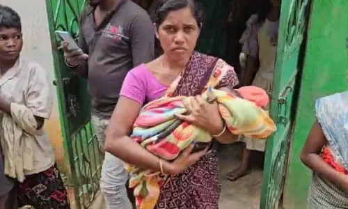 तालाब के पास बैग से नवजात बच्ची को बचाया गया तालाब के पास बैग से नवजात बच्ची को बचाया गया