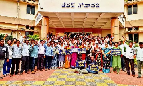 Andhra: एलआईसी एजेंटों ने किया विरोध प्रदर्शन