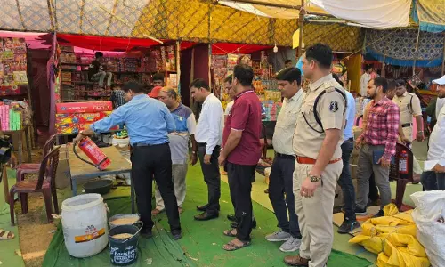 पटाखा दुकानों में पुलिस और निगम टीम की दबिश, सुरक्षा के दिए निर्देश पटाखा दुकानों में पुलिस और निगम टीम की दबिश, सुरक्षा के दिए निर्देश