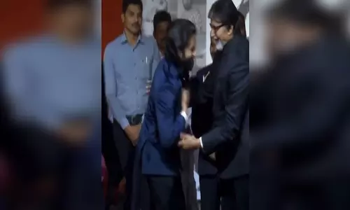 अवॉर्ड फंक्शन में पहुंचे नागा चैतन्य, स्टेज पर बिग बी के छुए पैर