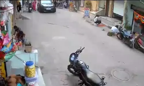 हाई स्पीड में कार आई, रौंदती चली गई...लड़कियां घर के बाहर बना रही थीं रंगोली, VIDEO