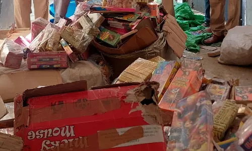 Meerut: चेकिंग के दौरान अवैध पटाखों के साथ दो गिरफ्तार