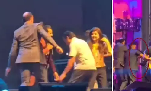 मंच पर सोनू निगम के पीछे लड़ाई चल रही