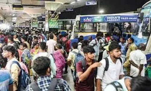 दिवाली पर घर लौट रहे यात्रियों की बसों में भारी भीड़