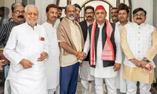 Lucknow: गोरखपुर के कई भाजपा और बसपा नेता सपा में हुए शामिल Lucknow: गोरखपुर के कई भाजपा और बसपा नेता सपा में हुए शामिल