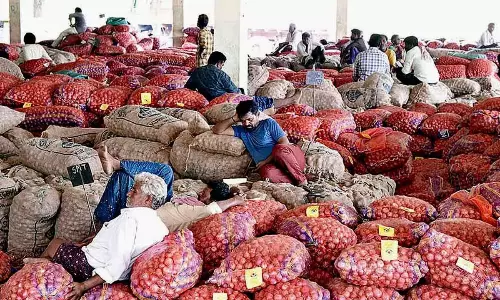 Kurnool मार्केट यार्ड में प्याज का स्टॉक जमा हो गया Kurnool मार्केट यार्ड में प्याज का स्टॉक जमा हो गया