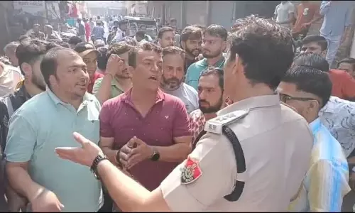 Haryana :  रोहतक में पुलिस द्वारा अतिक्रमण हटाने पर दुकानदारों ने किया विरोध प्रदर्शन