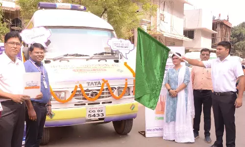 रायपुर: जिला पंचायत सीईओ ने मतदाता जागरूकता रथ को दिखाई हरी झंडी