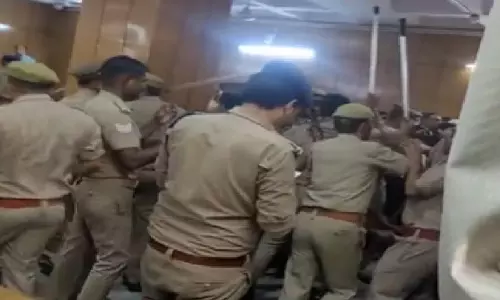 कोर्ट में जज के साथ बदतमीजी करने का आरोप, पुलिस ने वकीलों पर किया लाठीचार्ज, नया VIDEO