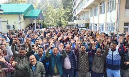 Himachal: बिजली कर्मचारियों ने किया प्रदर्शन, सरकार बोर्ड को कमजोर कर रही