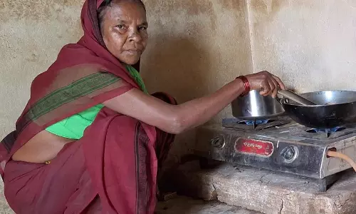 सरकार ने बांटे हजार रुपए, इस दिवाली, गरीब महिलाओं के हाथ नहीं रहेंगे खाली सरकार ने बांटे हजार रुपए, इस दिवाली, गरीब महिलाओं के हाथ नहीं रहेंगे खाली