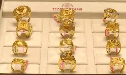 Dhanteras पर बड़ी संख्या में लोग आभूषण की दुकानों पर पहुंचे Dhanteras पर बड़ी संख्या में लोग आभूषण की दुकानों पर पहुंचे