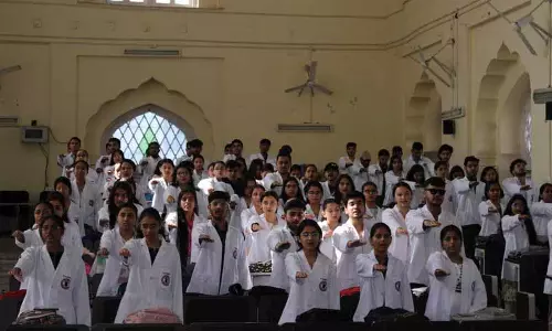 Pandit Jawaharlal Nehru राजकीय मेडिकल कॉलेज के प्रशिक्षु डॉक्टरों ने पहना सफेद कोट