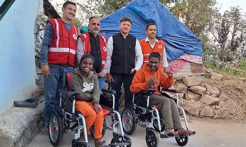 Solan में दो दिव्यांग भाई-बहनों को बैटरी चालित व्हीलचेयर भेंट की