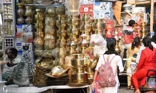 धनतेरस पर बाजार में रौनक, दुकानदारों ने कहा- इस बार होगी रिकॉर्डतोड़ खरीदारी धनतेरस पर बाजार में रौनक, दुकानदारों ने कहा- इस बार होगी रिकॉर्डतोड़ खरीदारी