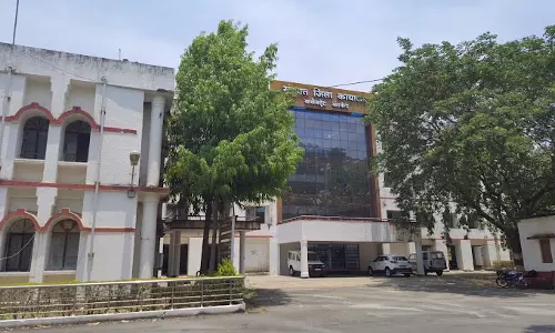 कांकेर : कलेक्टर ने रविन्द्र के इलाज के लिए सौंपा चेक