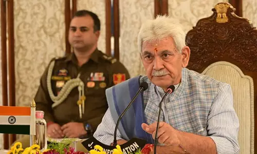उपराज्यपाल Manoj Sinha ने कश्मीर संभाग में सुरक्षा और विकास की समीक्षा की उपराज्यपाल Manoj Sinha ने कश्मीर संभाग में सुरक्षा और विकास की समीक्षा की