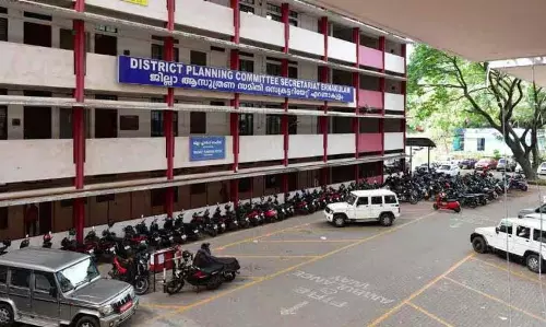 KERALA : भ्रष्टाचार के आरोपों के बाद महिला आर्किटेक्ट ने एर्नाकुलम कलेक्ट्रेट में आत्महत्या