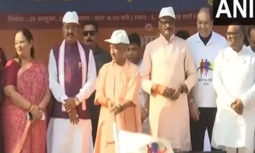 UP CM योगी आदित्यनाथ ने लखनऊ में रन फॉर यूनिटी मैराथन को हरी झंडी दिखाई