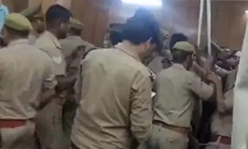 Ghaziabad: कोर्ट में अफरा-तफरी, वकीलों और पुलिस के बीच लाठीचार्ज Ghaziabad: कोर्ट में अफरा-तफरी, वकीलों और पुलिस के बीच लाठीचार्ज