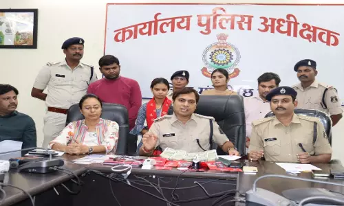 युवती दोस्तों संग चला रही थी ठग गिरोह, तीनों खुद को बताते थे बैंक अधिकारी युवती दोस्तों संग चला रही थी ठग गिरोह, तीनों खुद को बताते थे बैंक अधिकारी