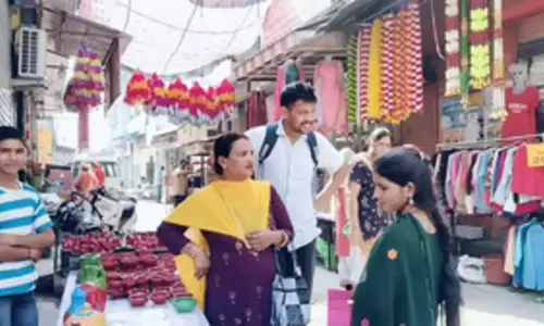 Shimla: हिमाचल प्रदेश के बाजारों में धनतेरस पर खरीदारी के लिए लोग उमड़ पड़े