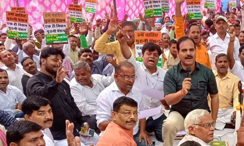 JCT मिल के नाराज मजदूरों ने बकाया भुगतान के लिए किया प्रदर्शन JCT मिल के नाराज मजदूरों ने बकाया भुगतान के लिए किया प्रदर्शन
