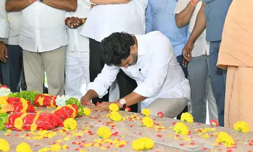 YS जगन पुलिवेंदुला यात्रा: YS जगन ने YSR को दी श्रद्धांजलि