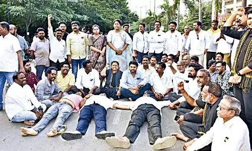काकीनाडा: दिवाली के मौके पर गठबंधन दलों TDP-जनसेना के बीच घमासान..