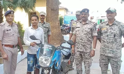 CG BREAKING: कांग्रेस नेता की बाइक से मिले नकली नोट, पुलिस ने चेकिंग में पकड़ा CG BREAKING: कांग्रेस नेता की बाइक से मिले नकली नोट, पुलिस ने चेकिंग में पकड़ा