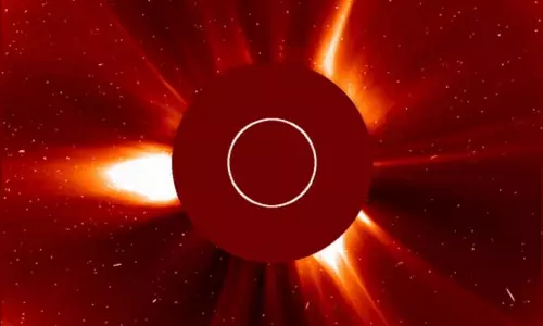 Comet सूर्य के सबसे निकट बिंदु: सूर्य की ओर उड़ते समय जलते हुए देखें Comet सूर्य के सबसे निकट बिंदु: सूर्य की ओर उड़ते समय जलते हुए देखें