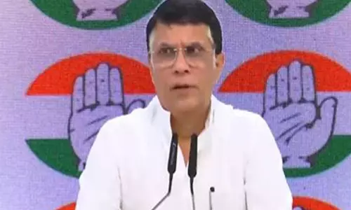 कांग्रेस के पवन खेड़ा ने सरकार पर SEBI चेयरमैन को बचाने का आरोप लगाया