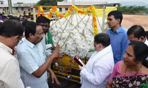 Kishan Reddy, बांदी संजय को कपास की खरीद सुनिश्चित करनी चाहिए, मंत्री पोन्नम ने कहा