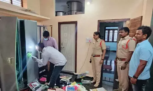 Medak: कांस्टेबल के घर पर चोरों ने धावा बोला, कीमती सामान लेकर फरार हो गए Medak: कांस्टेबल के घर पर चोरों ने धावा बोला, कीमती सामान लेकर फरार हो गए