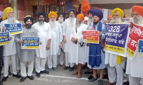 शिअद (अ) ने SGPC के खिलाफ प्रदर्शन किया, जल्द आम चुनाव की मांग की शिअद (अ) ने SGPC के खिलाफ प्रदर्शन किया, जल्द आम चुनाव की मांग की