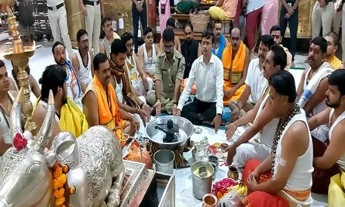 धनतेरस पर Ujjain कलेक्टर, महाकालेश्वर मंदिर के पुजारियों ने बाबा महाकाल की पूजा-अर्चना की धनतेरस पर Ujjain कलेक्टर, महाकालेश्वर मंदिर के पुजारियों ने बाबा महाकाल की पूजा-अर्चना की