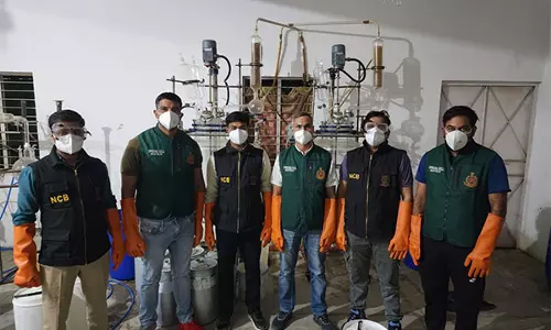 NCB, दिल्ली पुलिस ने एनसीआर में मेथ लैब का भंडाफोड़ किया, 5 गिरफ्तार NCB, दिल्ली पुलिस ने एनसीआर में मेथ लैब का भंडाफोड़ किया, 5 गिरफ्तार