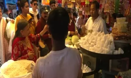Shimla के बाजारों में धनतेरस की धूम, खरीदारी के लिए उमड़ी भीड़ Shimla के बाजारों में धनतेरस की धूम, खरीदारी के लिए उमड़ी भीड़