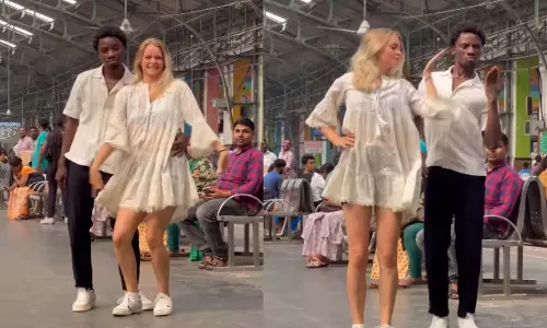 मुंबई रेलवे स्टेशन पर जे मोंडी और इसाबेला ने फिल्माया डांस रील, देखें VIDEO... मुंबई रेलवे स्टेशन पर जे मोंडी और इसाबेला ने फिल्माया डांस रील, देखें VIDEO...