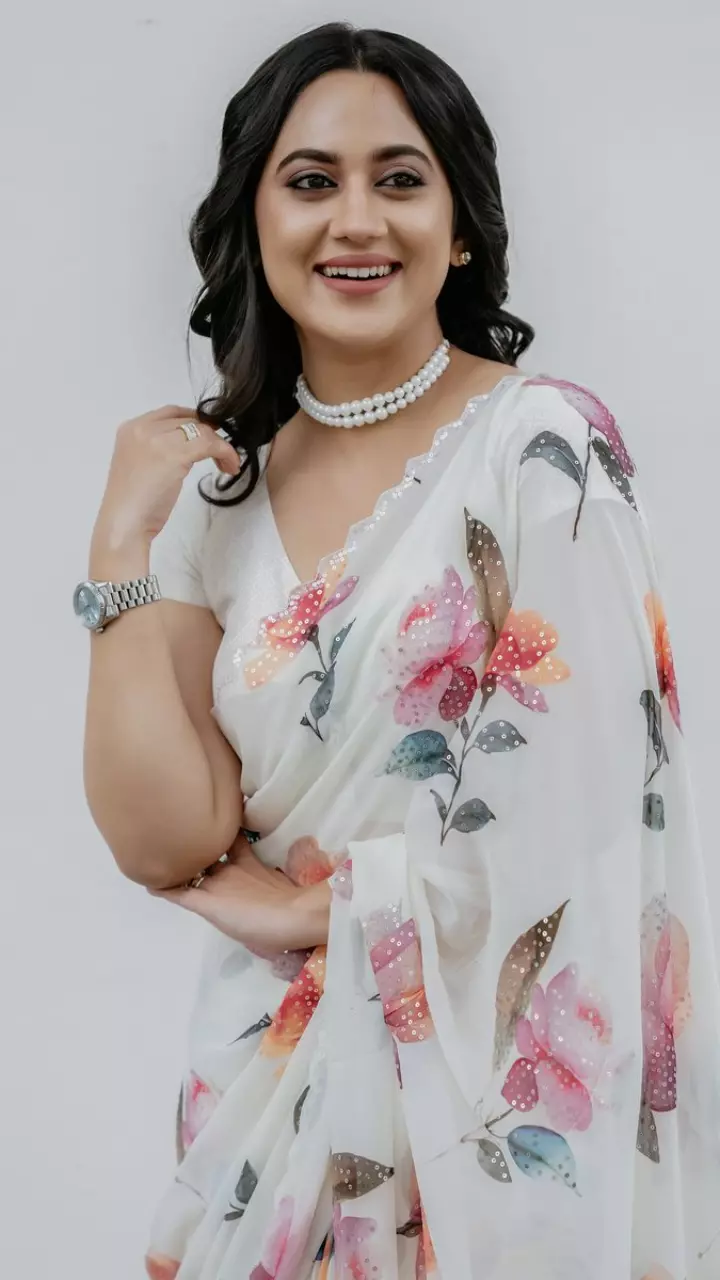 साड़ी में खूबसूरत लगी मिया