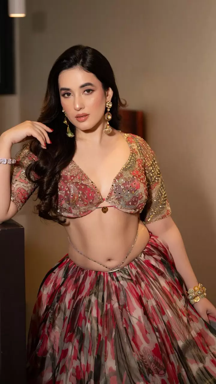 अदिति बुधाथोकी ने फ्लॉन्ट किया फिगर