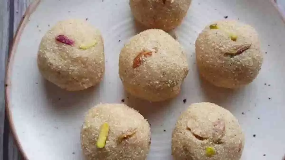 Chawal Ke Laddu: घर पर झटपट बनाएं चावल के क्रिस्पी लड्डू