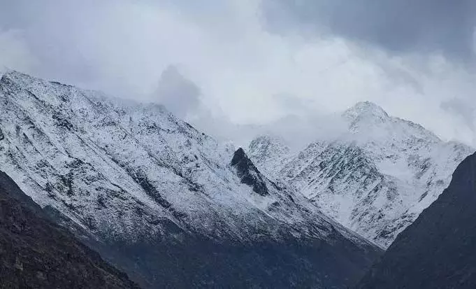 J&K: कश्मीर के ऊंचे इलाकों में हल्की बर्फबारी