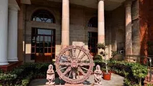 राष्ट्रपति भवन में कोणार्क पहियों की 4 बलुआ पत्थर प्रतिकृतियां स्थापित की गईं राष्ट्रपति भवन में कोणार्क पहियों की 4 बलुआ पत्थर प्रतिकृतियां स्थापित की गईं