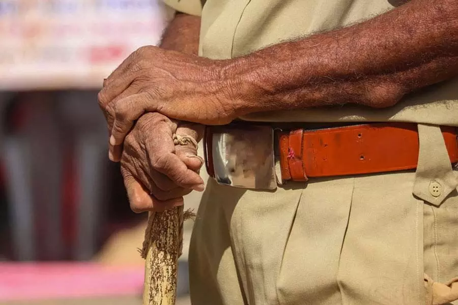 Malda में पुलिस से बचने के लिए तालाब में कूदा व्यक्ति, डूबकर मर गया