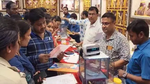 Dhanteras 2024: ओडिशा में आभूषण की दुकानों पर उमड़ी भीड़, कारोबारी बिक्री से खुश