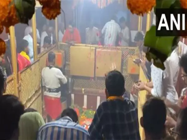 Uttar Pradesh: नरक चतुर्दशी पर प्रयागराज में लेटे हनुमान मंदिर में भक्तों की भीड़ उमड़ी