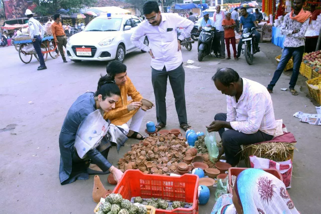 कलेक्टर सपत्नी पहुंचे बाजार, सड़क किनारे लगे दुकानों से की खरीदारी