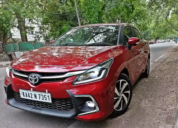 Toyota ग्लैंजा का मुकाबला टीवीएस रेडियन से हुआ