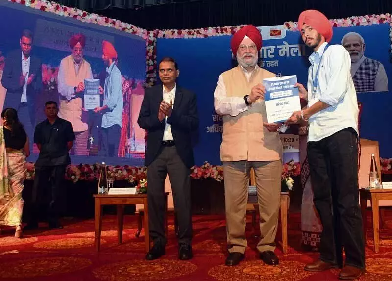 केंद्रीय मंत्री Hardeep Singh Puri ने नौकरी के पत्र बांटे